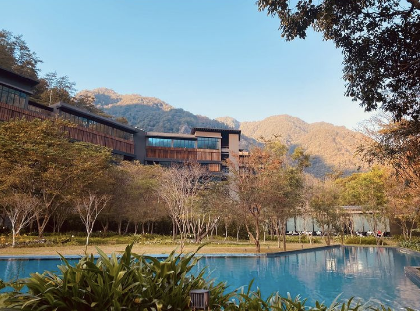 周杰伦|周杰伦晒与儿子看风景父爱爆棚，为昆凌掌镜自夸拍照技术好