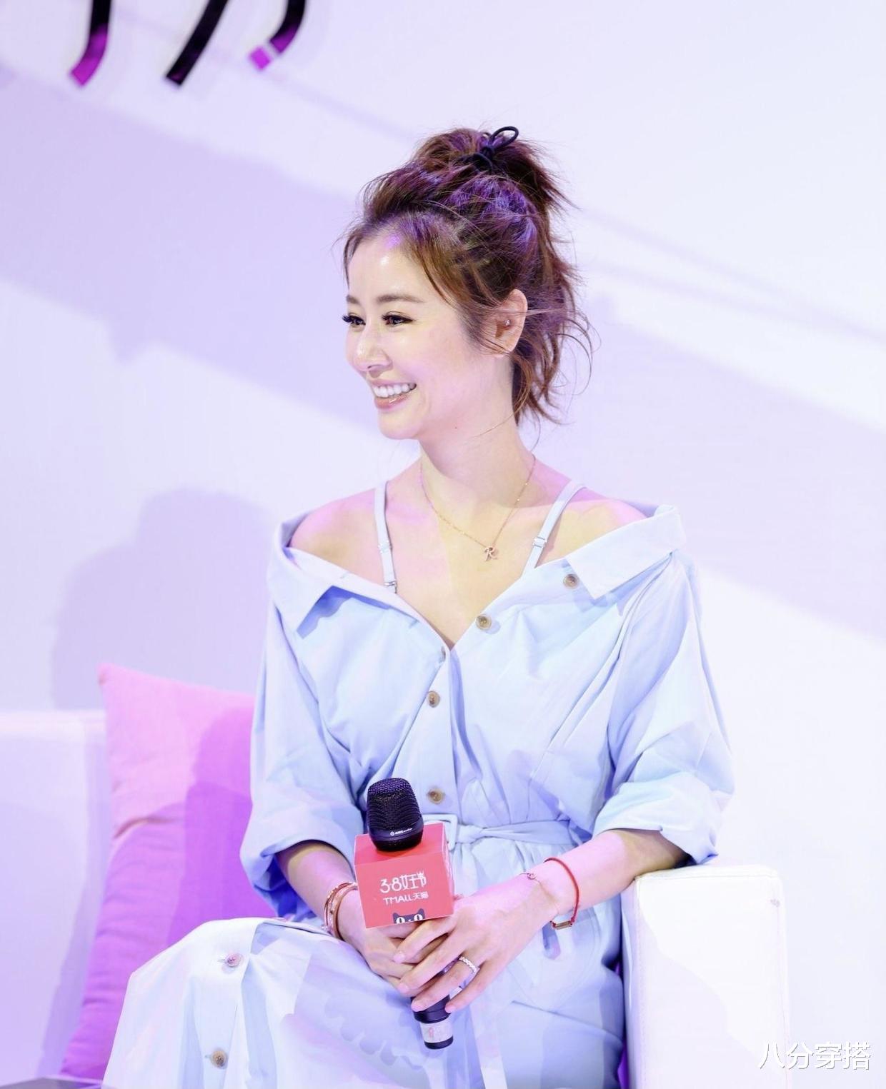 八分穿搭|林心如当妈后更有少女感，穿白色印花长T恤大秀美腿，简约又洋气