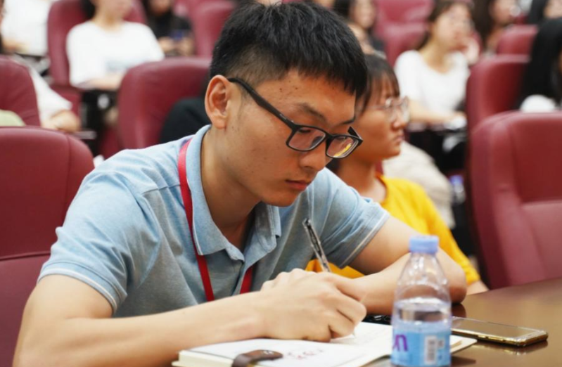 西装|大学毕业后找工作，校招和社招哪个更靠谱，辅导员一语道破玄机