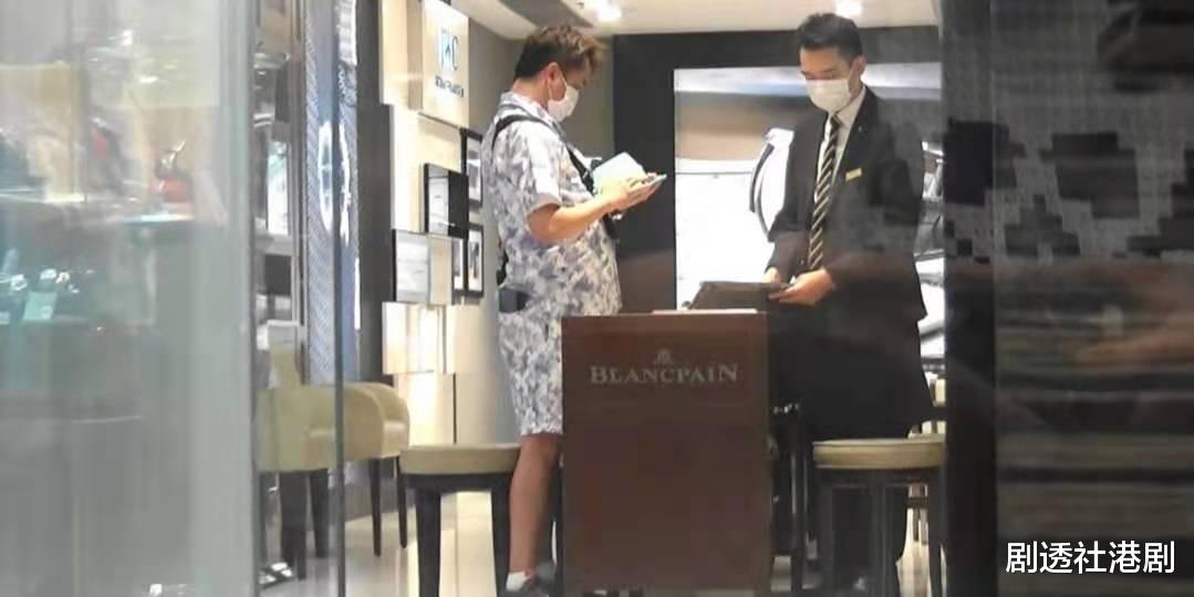 邓兆尊|身穿八万奢侈品牌服装，54岁邓兆尊挺大肚腩现身，近况生活超滋润