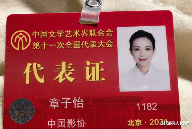 章子怡|章子怡罕见“央视脸”颜值封神！晒绝美证件照，盘发穿白衬衣美上天