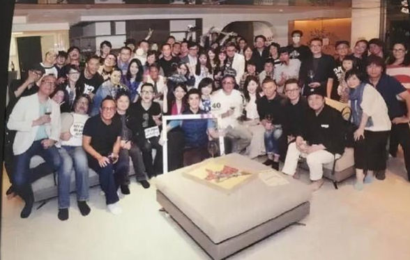 十万个家居为什么|晒晒王力宏现实中的家,虽然从小国外长大,但墙上挂着中式书画