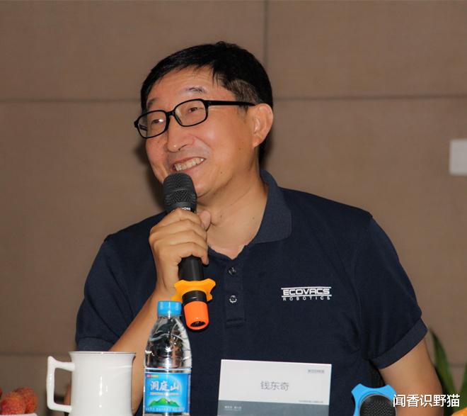 闻香识野猫|大学老师离职创业，靠一款扫地机器人发家致富，如今身家700亿
