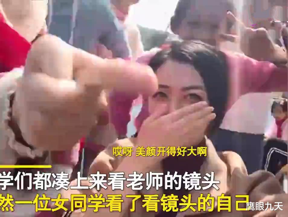重庆美女老师自拍,学生凑上前一句话令她表情凝固,承受万点伤害