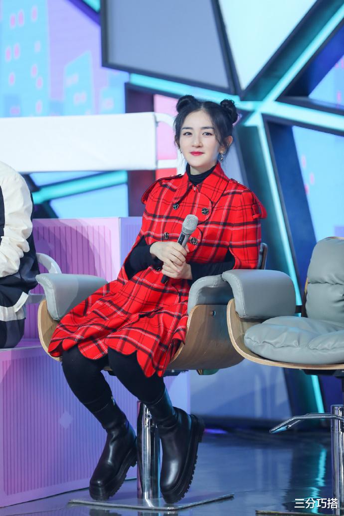 穿衣搭配|49岁杨钰莹美出了新高度，一身珠宝用料很扎实，搭高马尾辫太少女