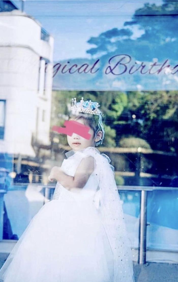 戏剧|何超盈带女儿逛商场，全程体贴照顾，2岁荷包蛋背爱马仕包显贵气