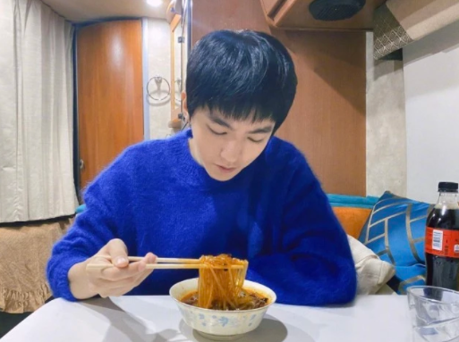 袁冰妍|明星2022新年营业图：花丛中的杨幂刘亦菲赵丽颖，红衣肖战任嘉伦