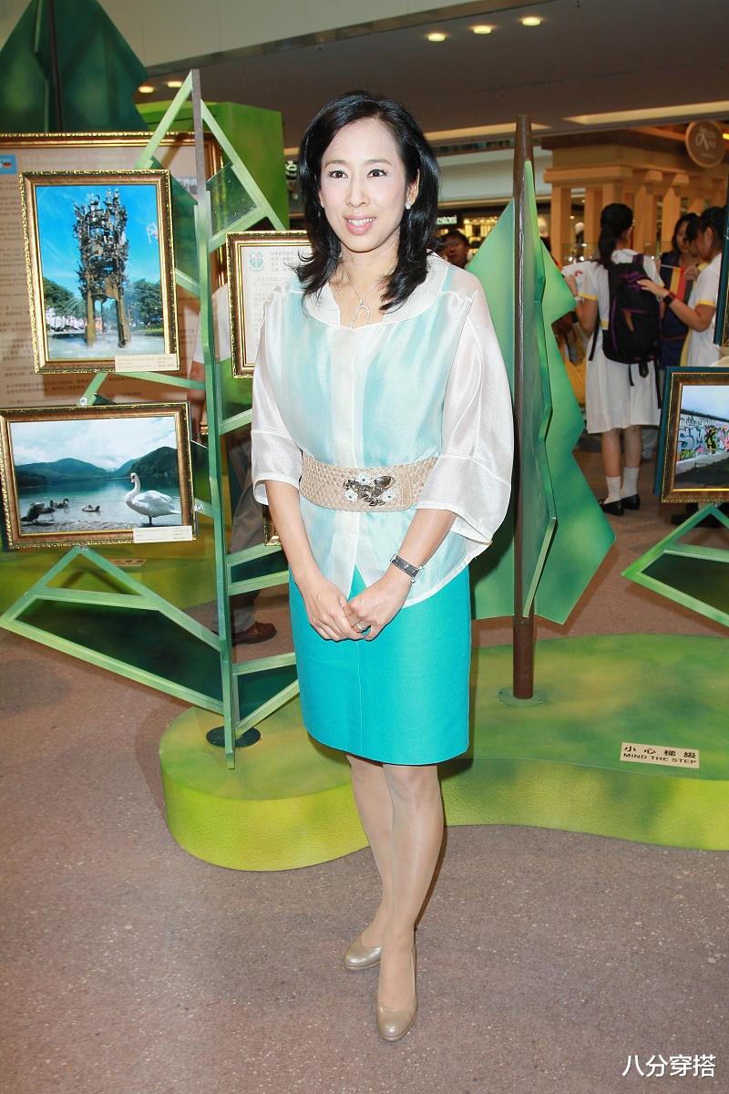 八分穿搭|朱玲玲真不服老，白衬衫叠穿蓝色连衣裙减龄大气，活出奶奶辈骄傲