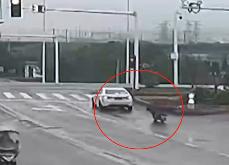 到处踅摸 女子骑电动车追尾汽车,躺在地上不讲理:先给我钱治病