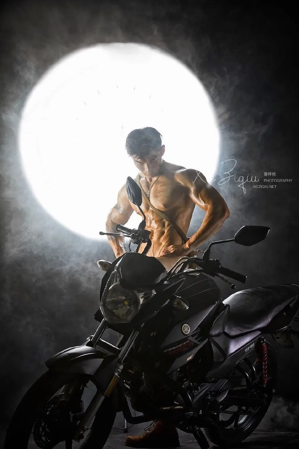 松山芭蕾舞团|酷似林更新的185肌肉私教被抓拍，没想到他的沙滩照更好看