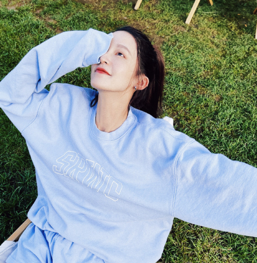 李沁|李沁携工作人员乡下郊游,下衣失踪玩得太嗨,布置环境太奢侈