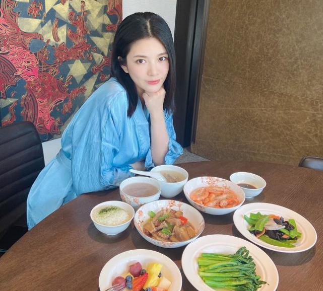 杜淳|杜淳为女儿举办豪华生日派对，娃都不用自己抱，王灿红了眼眶