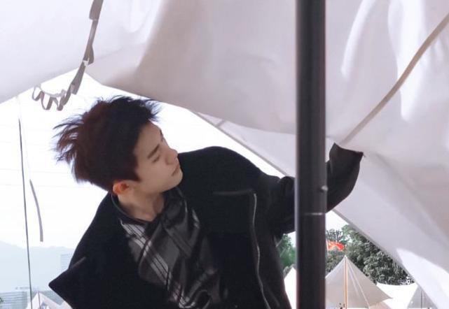 易烊千玺|工作室晒易烊千玺“吻帐篷”,粉丝看完心跳加快:肯定是接吻高手