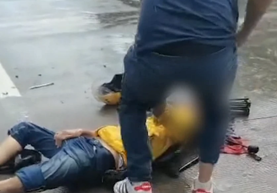 外卖小哥|外卖小哥因雨天想穿雨衣，被雷击中倒地，醒来后：就麻嗖嗖的感觉