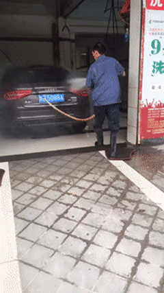 |“在租的房子里打扫卫生的时候发现的，要不要告诉房东？”