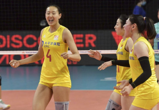 郎平|20-24到27-25！中国女排连救4个赛点，单局大逆转，郎平鼓掌