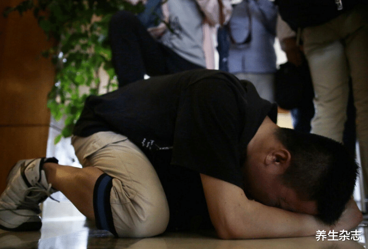 胃癌|25岁小伙每天两三次大便，确诊胃癌，3种异常是癌症“警告”，莫忽视