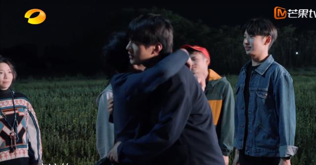 郭晶晶|李维嘉等9个明星干活4小时，蹲地吃最简单的面，黄磊是否太敷衍？