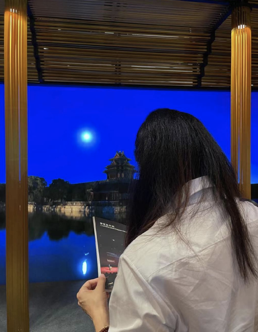 郭晶晶|霍启刚携妻恩爱观展，背后偷拍变老婆奴，郭晶晶穿搭得体衣品上升