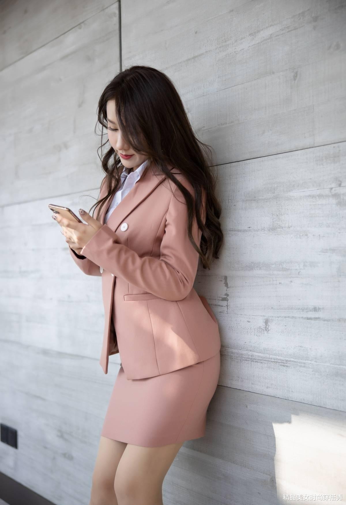 穿衣搭配|经典的职业套装只要内搭选对不但时尚干练还可以性感迷人