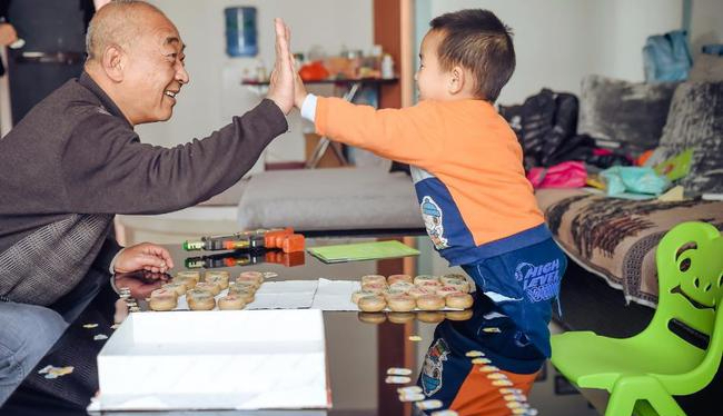 Hi家有小甜椒儿|“新型啃老”碰上硬茬子，70后父母：不出钱不带娃，自己管自己