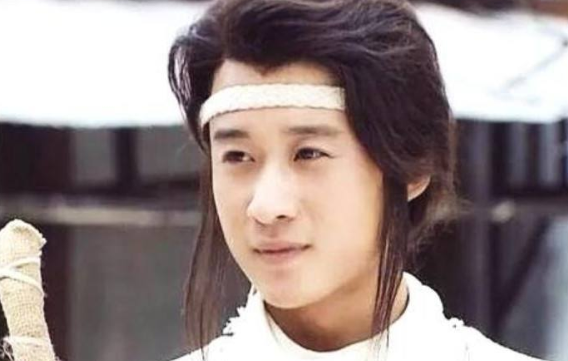 吴京|她在吴京最落魄时甩了他，转身嫁亿万富豪，如今被抛弃摆摊卖鱼