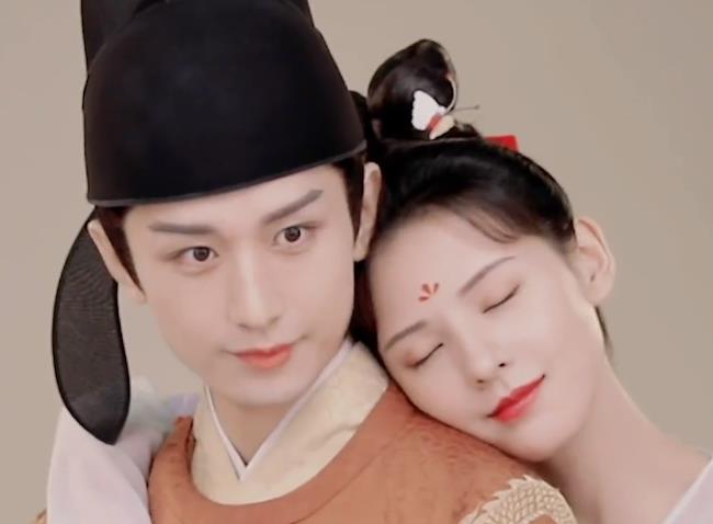 成毅|捏耳朵、戳鼻子、托下巴，成毅和张予曦搭档甜炸了，这狗粮我干了