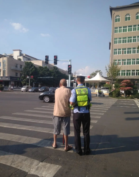 汝州广播电视台 高温下的汝州街头，发生这样一幕