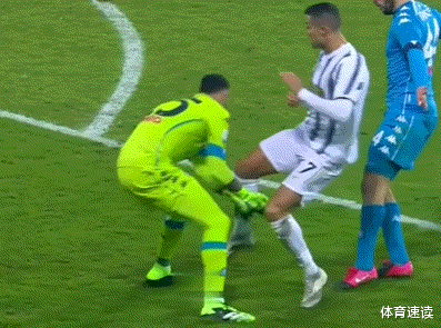 C罗|C罗真低调，站在领奖台后面，真是伟大的球员