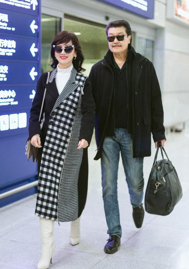 赵雅芝|又被赵雅芝惊艳了，粉色大衣配白靴清新又甜美，扎起低马尾更温柔