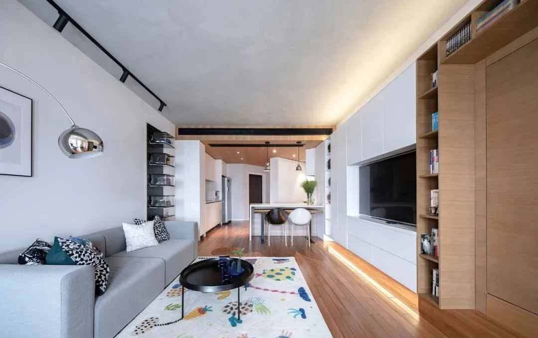 空间色彩整体以黑白灰为主搭配原木,软装配饰点缀蓝色、灰粉,融入金属、亚克力等材质!