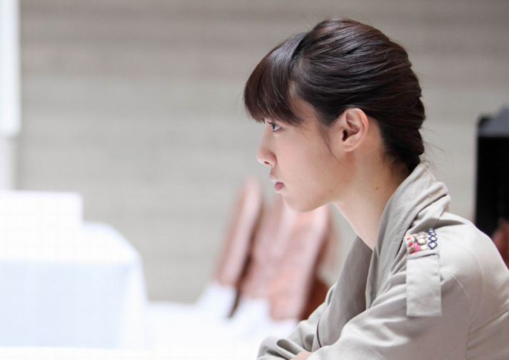 白百何|白百何礼服太显身材，优势全部掩盖住了，网友建议：把设计师炒了