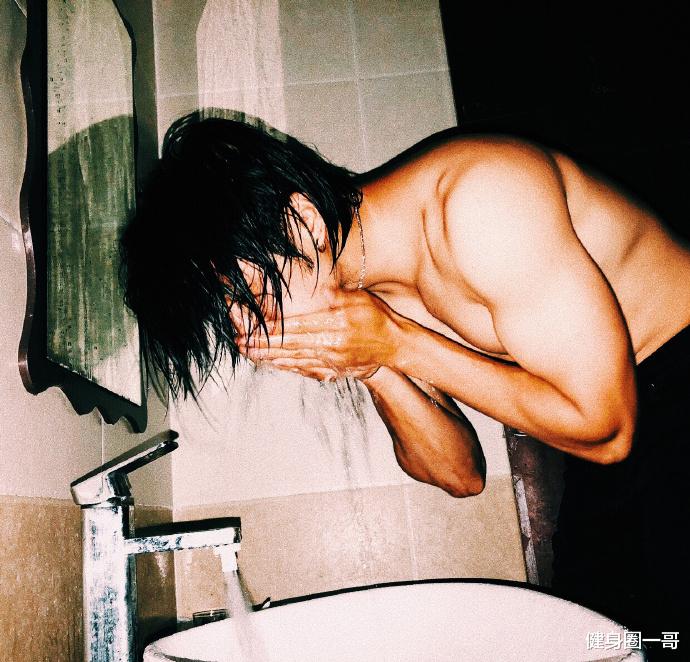 健身圈一哥 型男模特爱健身,头发飘逸胡须浓密鼻子高挺,满身肌肉荷尔蒙爆棚!