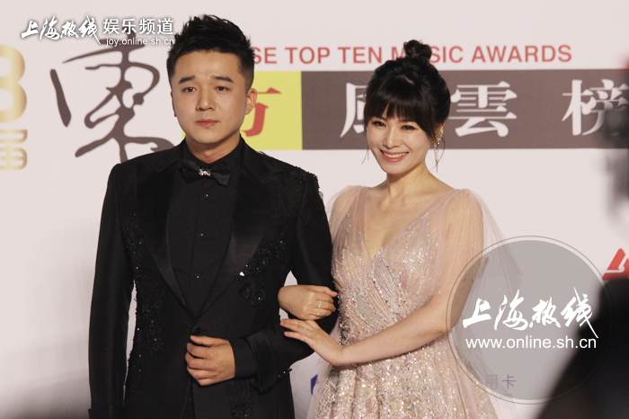 万蒂妮|上海电视台美女主播万蒂妮挽男伴走红毯露深V事业线，结果有人尴尬了