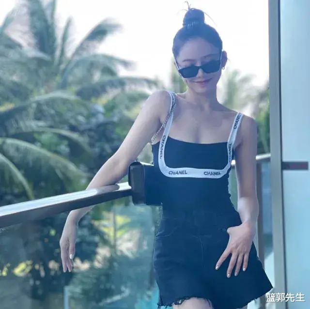 美娜|都凍得瑟瑟發(fā)抖，美娜卻曬三亞照，清爽秀大長(zhǎng)腿，這是在拉仇恨了