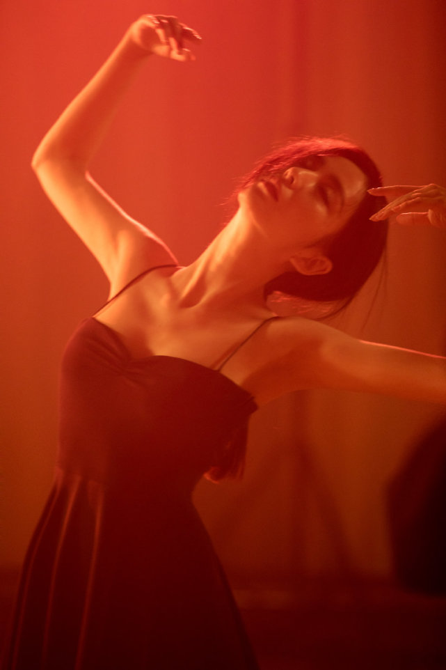 mv|佟丽娅离婚后惊艳绽放!穿中国红裙出演MV比赵丽颖绝美,跳舞美到爆