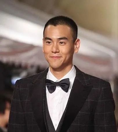 寸头|男明星寸头造型，肖战陈伟霆很野，最后一位却像是犯了罪