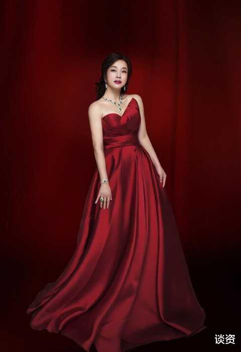 刘晓庆|65岁刘晓庆近照似“面具”，耳垂脖子连一体，只能靠假发遮挡