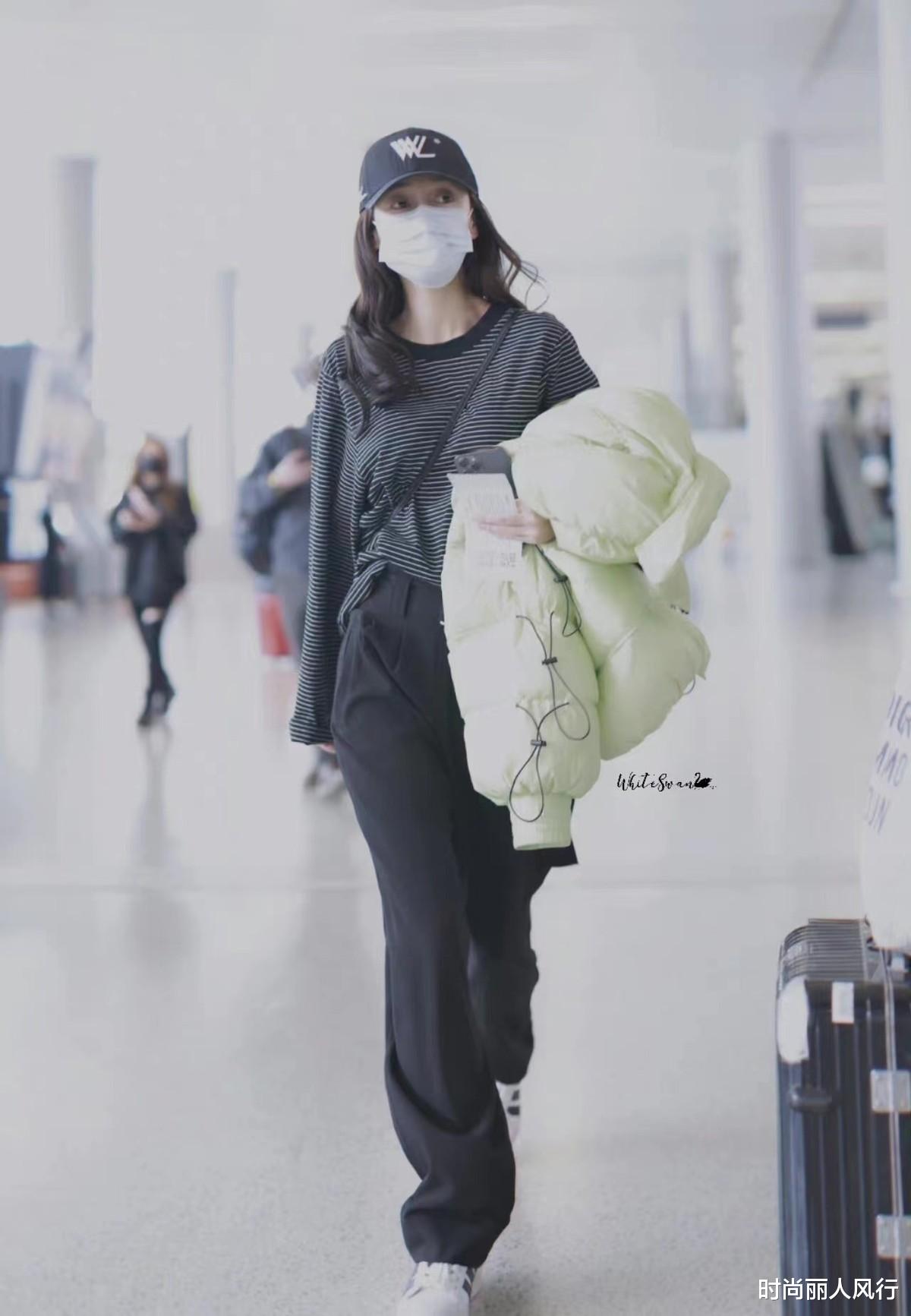 穿衣搭配|Baby要霸屏2022！新剧开机被骂惨，穿棉服现身颜值够美演技拉后腿