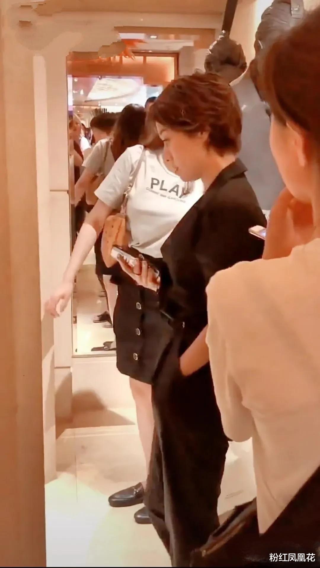 马伊琍|网友等电梯偶遇马伊琍，穿连体裤身材下垂，但在人群中气质突出！