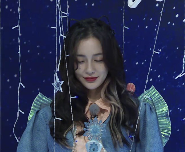 央视|baby陪闺蜜出海，照片一角却意外曝光蔡徐坤身影！被发现后秒删