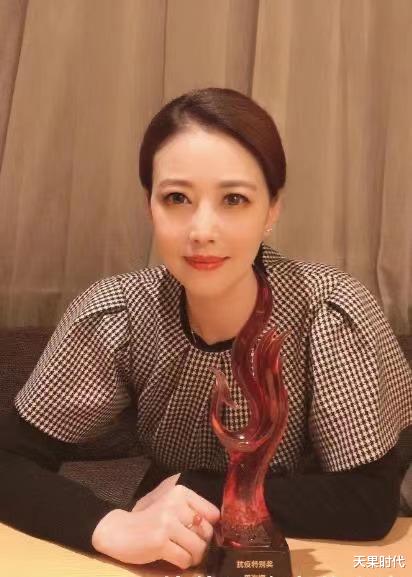 天果时代|周海媚的时尚感真不赖,“分趾鞋”配格纹裙有焦点又个性,很会穿