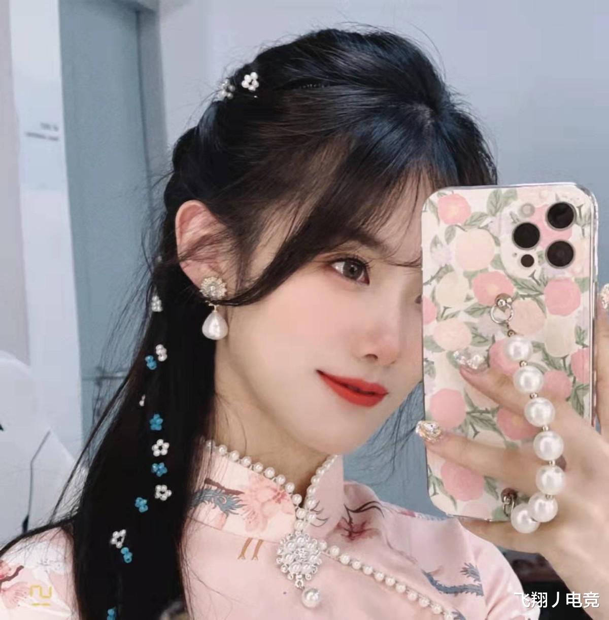 lpl|同穿红色超短裙，腐团儿秀长腿，LPL女主持小钰秀小蛮腰
