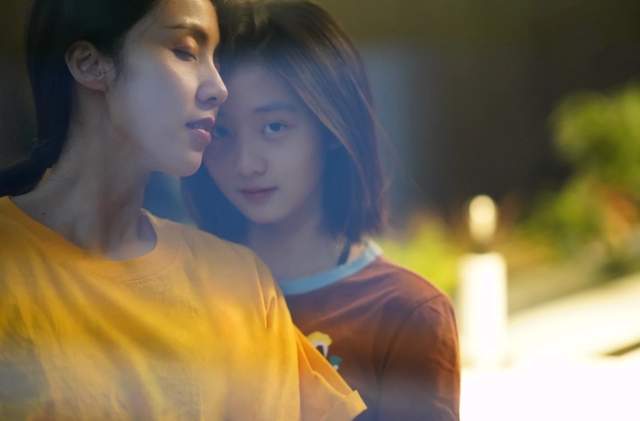 杨紫|何炅与多多话剧演出后拍照留念，多多俏皮何老师娃娃脸，意外有cp感