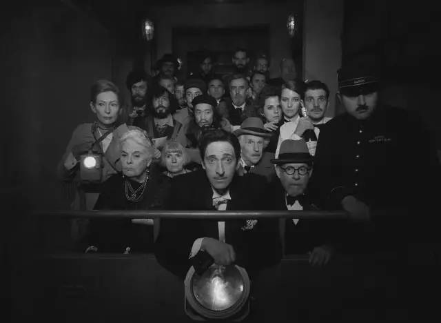 法兰西特派|影帝影后扎堆，这部R级片不简单！