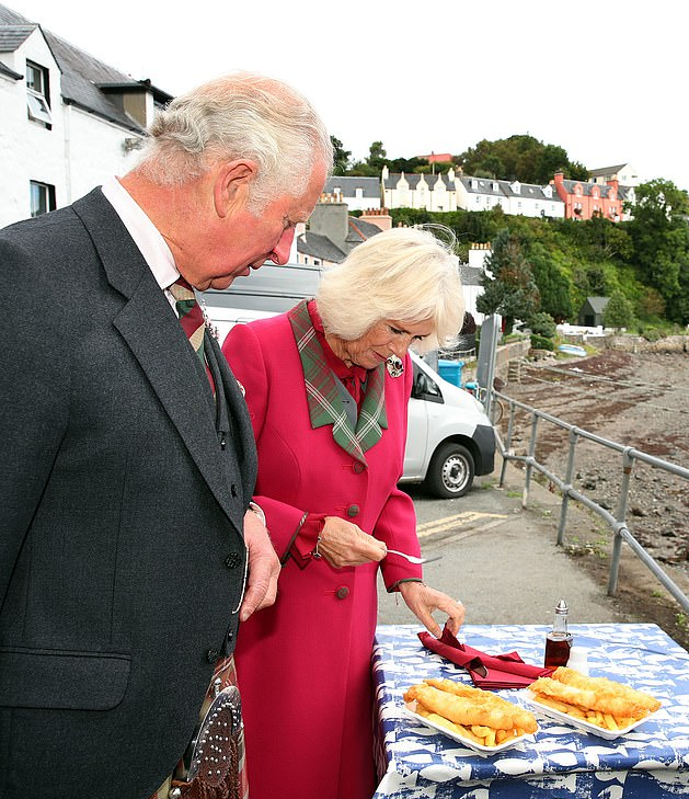 全球时尚风行|懒理梅根嘚瑟!卡米拉和查尔斯穿情侣装甜蜜亮相,玫红大衣真显嫩