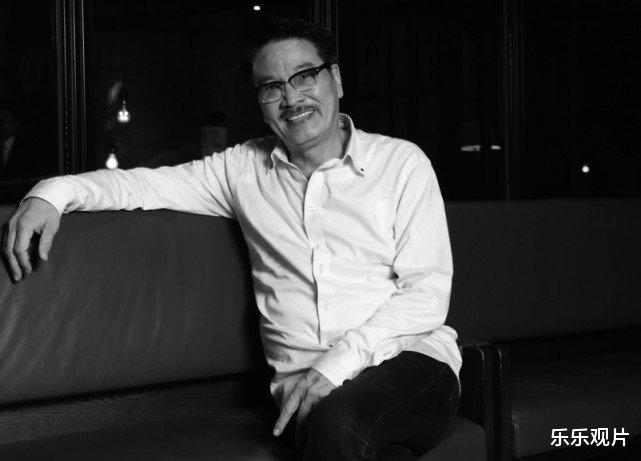 吴孟达|吴孟达葬礼举行：众星乘坐大巴赶往灵堂，马来西亚妻子挽联摆中间