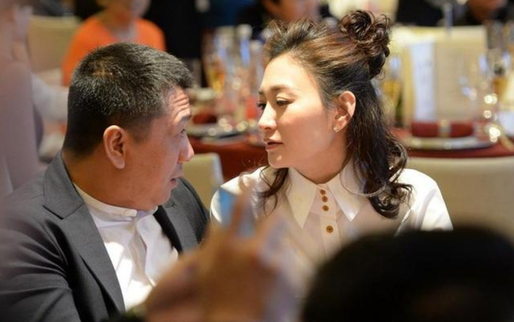 李小冉|李小冉的疯狂情史：与导演、富商深陷“三角恋”！