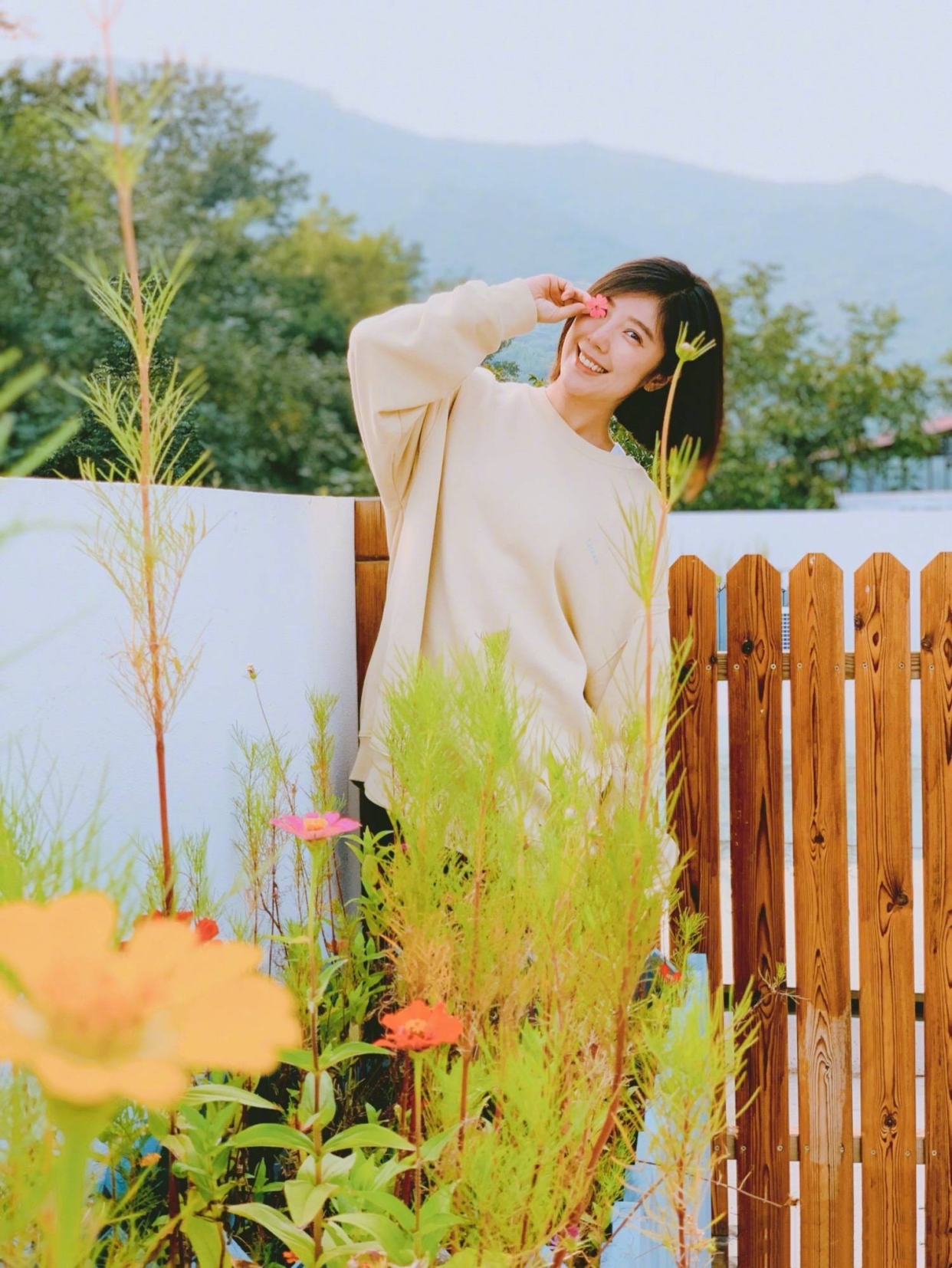 哚乐Like时尚 赵奕欢身材真辣,抹胸裹身皮裙大秀曼妙曲线,搭配choker越发妩媚