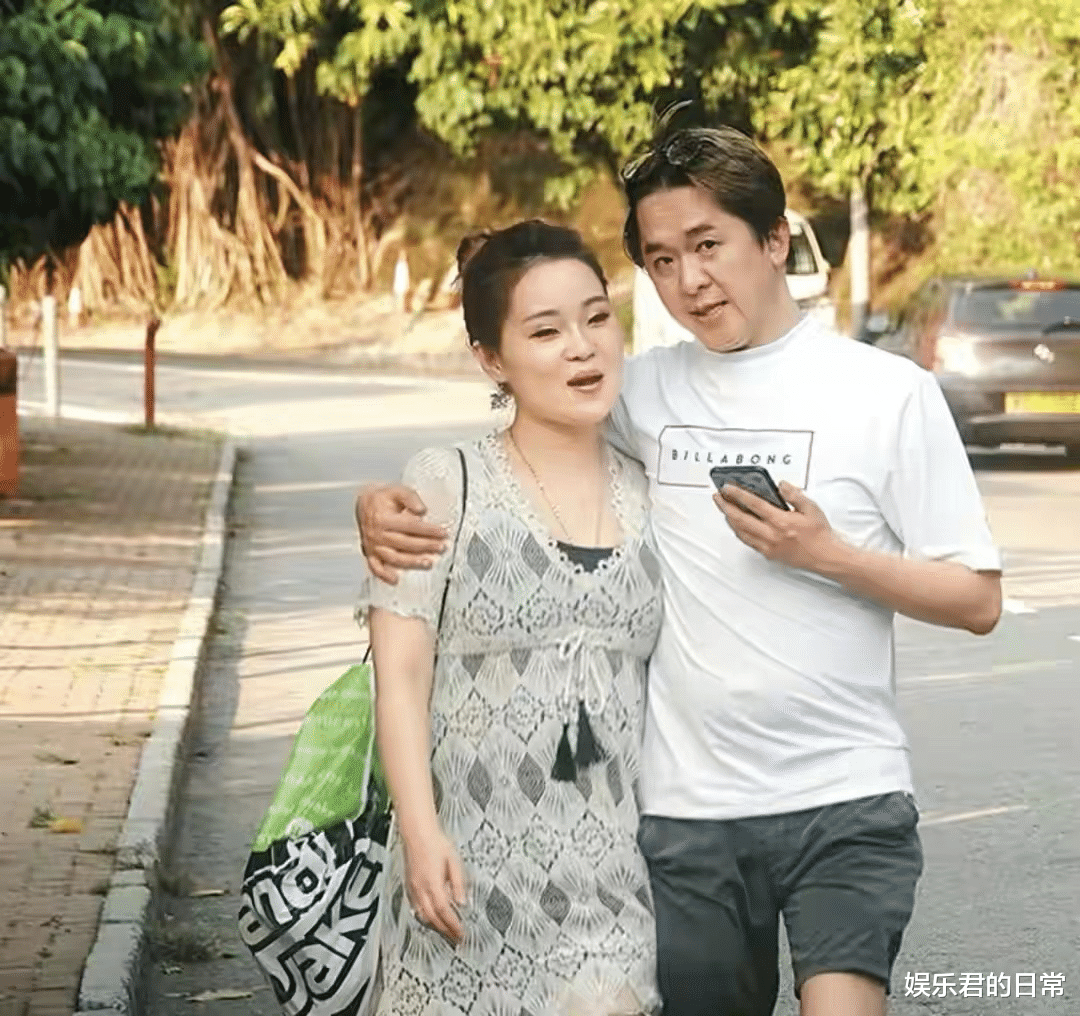 邓兆尊|54岁港星回应三房怀孕传闻,支支吾吾惹人生疑,曾一夫三妻数十年